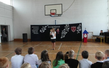 Powiększ obraz: Przewodnicząca SU- Ola Andrzejczak rozpoczyna uroczystość szkolną.